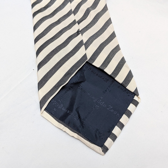 Ermenegildo Zegna Black and Cream Striped Silk Tie - Picture 4 of 5